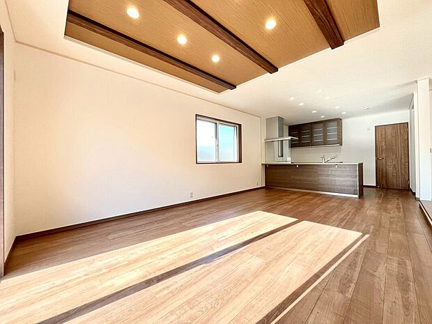 【【3号棟　LDK】】19.5帖のLDKは折下げ天井が目を惹くオシャレな空間！