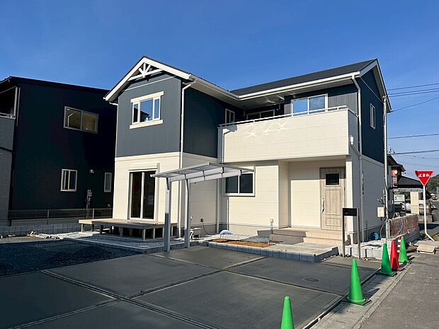 【【3号棟　外観】】ブルーとホワイトで爽やかな印象の外観デザインです！
 ウッドデッキがあり、BBQやプール遊びにもピッタリです♪