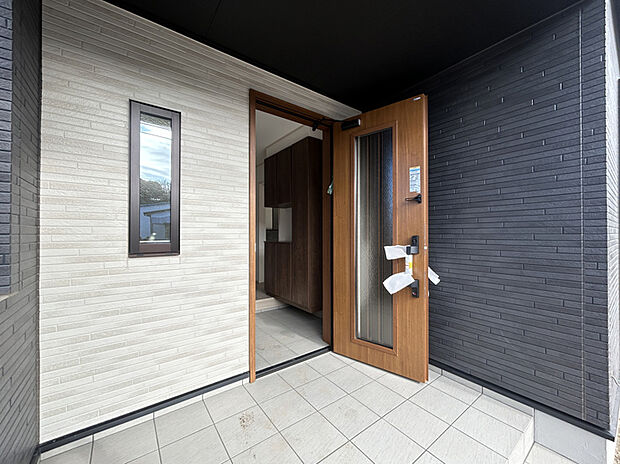 【【4号棟：玄関】】藤井上組（全6区画）4号棟　玄関：スマートコントロールキー搭載。リモコンキー・タグキー・スマートフォンで施錠＆開錠が可能です。鍵が離れると自動で施錠されるので閉め忘れ問題から解放されます！