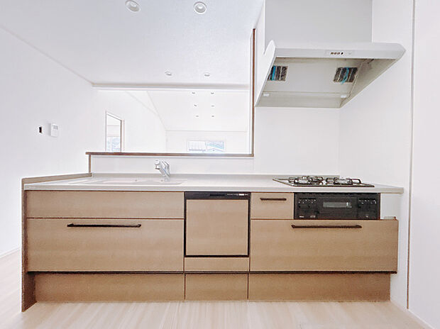 【【4号棟　キッチン】】藤井上組（全6区画）4号棟　キッチン：「食洗機」「人造大理石トップ」「３口コンロ」「浄水器内蔵シャワー混合水栓」「ハンガーアイテム」など、家事を便利にしてくれるシステムキッチンです！