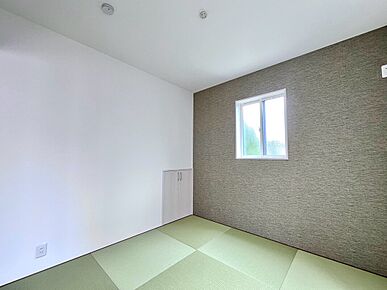 LDKに隣接した4.5帖和室は、お子様の遊び場やお昼寝スペース、来客時のおもてなしなど多目的に活用できる便利な空間です。 