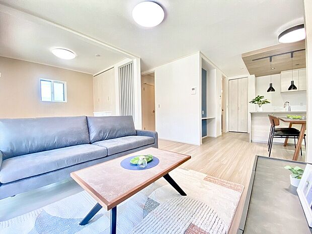 【4号棟 リビング】16.5帖の明るく広々としたリビングは、ソファーなどの家具を置いてもゆとりあるスペースを保てます。