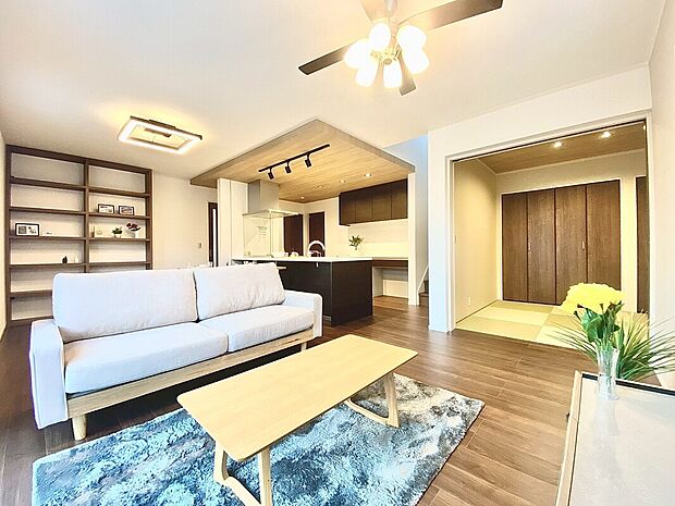 【1号棟　リビングダイニング】対面キッチン前の空間を広めにとっているため、ダイニングテーブルを置いても充分なスペースがあります。ご家族で楽しい食事の時間をお過ごしください。