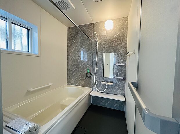 【３号棟　浴室】システムバスはランドリーとしても利用できるよう浴室換気・乾燥機付きとなっております。