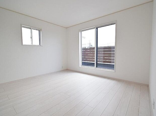 【【2号棟　主寝室】】8帖の主寝室はベッドを置いてもゆとりのある広さです。
窓から自然光が入り、朝の目覚めも爽やかです♪