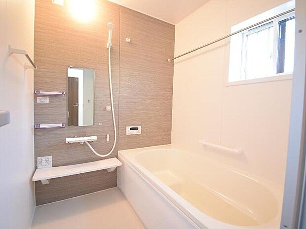 【【2号棟　浴室】】明るく清潔感があり、一日の疲れを癒すリラックスタイムに最適です。浴室換気乾燥暖房機付きで、雨の日や花粉の時期のお洗濯も安心ですね♪