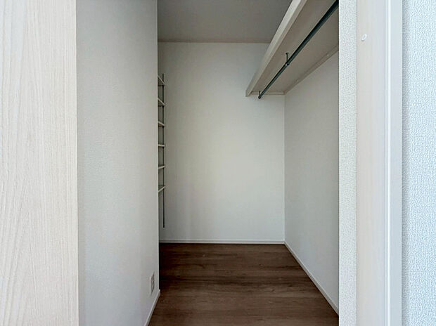 【【７号棟　ファミリークローク】】衣類収納や日用品のストックだけでなく、キャリーケースなどの大きい雑貨を置いておくにもピッタリのスペースです。