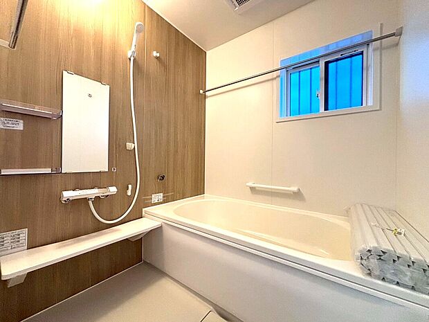 【【5号棟　浴室】】お手入れのしやすさと使いやすさを追求したシステムバスルームです。高断熱浴槽ですので光熱費が節約できる高機能な浴槽です。高効率ガス給湯器「エコジョーズ」搭載！（2025年12月12日撮影）