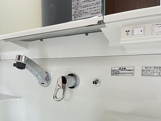 【【1号棟:洗面化粧台(同形状・同仕様写)】】壁だし水栓、根元は水も汚れもたまりにくく衛生的でお掃除もラクラク。毎日のお手入れが簡単です。