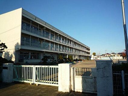 桶川西小学校 200m～300m(徒歩　約3分～4分)