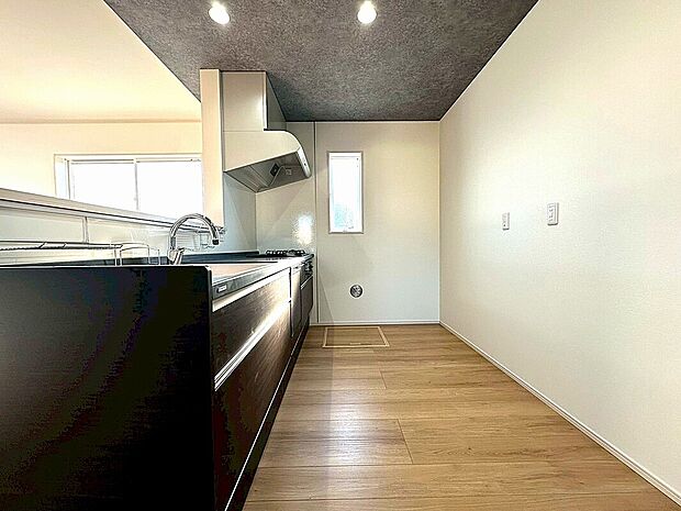 【5号棟 キッチン】対面キッチンは家族との様子を見ながら家事ができるので安心です。食洗器が有るのも家事の時短になって嬉しいですね。