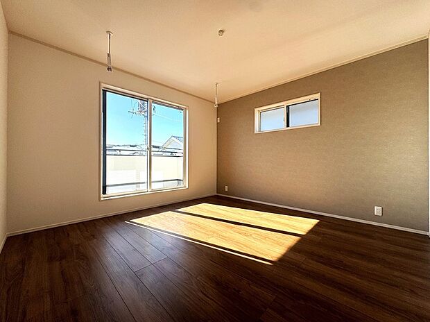 【【５号棟　主寝室】】8帖の主寝室はベッドを置いてもゆとりのある広さです。バルコニーに直接出られる大きな窓もございます。