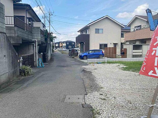 【【1号棟 前面道路】】前面道路には十分な幅があり、お車の出し入れもスムーズに行えます♪(2025.9.28撮影)