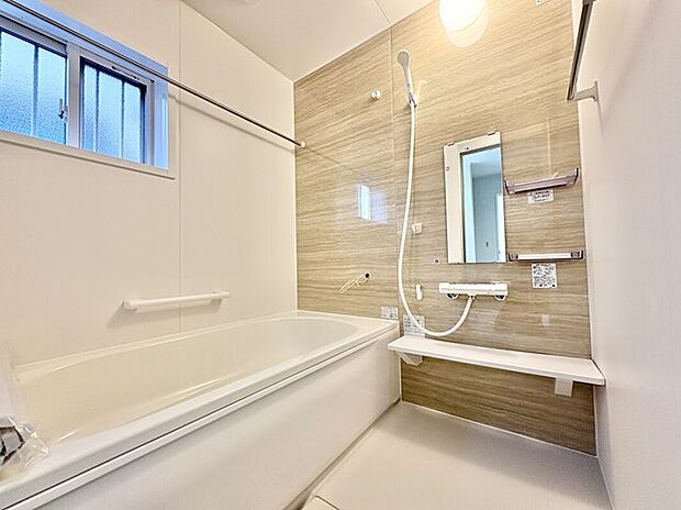 【浴室】半身浴のできる1坪タイプのユニットバスは足を伸ばしながらゆったりと癒しの時間になりますね！また浴室換気乾燥機を搭載しているので雨の日もお洗濯ものが乾いちゃいます♪