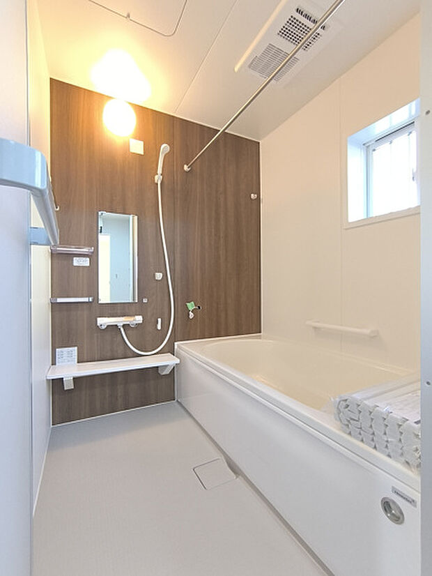 【【浴室】】1坪サイズの浴室は、足をのばしてゆっくりくつろげます。壁はマグネットが付く仕様です。24時間自動換気機能に加えて、浴室乾燥・暖房・送風機能も完備！
