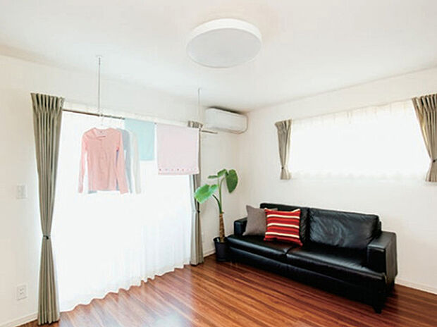 【ホスクリーン（川口技研）】室内干しを「もっと便利に」「もっとスマートに」の声から生まれたホスクリーン。使わない時は取り外せるのでじゃまにならず、使う時にはしっかり役に立ちます。