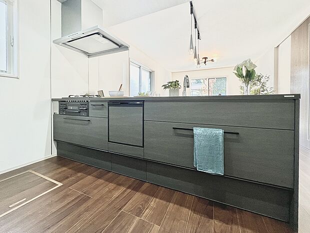 【キッチントクラス】 リビング・ダイニングとの一体感を感じられるフルフラットキッチン。コミュニケーションがとりやすく、家族と過ごす時間を楽しむキッチンです。※施工例写真