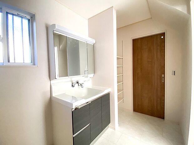 【【洗面室】】洗面室　3面鏡の洗面台はご家族が並んで使える大きさ！鏡の裏側の収納はもちろん、水切り棚もあるので歯ブラシやコップも清潔に置いておくことができます。タオルや洗剤も置ける洗面室物入付き！