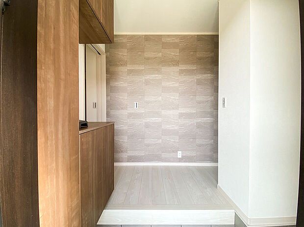 【【玄関】】玄関　正面のアクセントクロスが目を引く玄関にはシューズボックスのみならず土間収納も完備！ゴルフバックやベビーカーなどの置き場にも困りません！