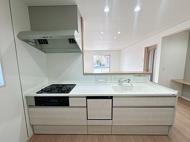 【【設備画像：Bb(トクラス)キッチンBbプラス】】美しく、強く、長く使えるトクラスオリジナルの人造大理石カウンターを採用。汚れが染み込みにくく、熱にも強いという高い性能を備えています。すっきりしまえる収納付き。(2026年１月26日撮影）