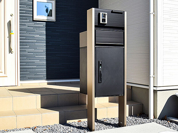 【【設備画像　宅配ボックス】】メール便・宅配便両方に対応した宅配ボックス搭載門柱です。万が一お家にいない時でも荷物を受け取れるので安心ですね。室内のモニターから来訪者を確認できる、テレビドアホン付き。