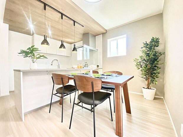 【内観プラン例】リビングダイニング※同仕様同形状 明るく解放感あふれるリビングです。家具を置いてもゆとりあるスペースが保てます。ご家族でインテリアのレイアウトを考えるのも楽しみですね♪