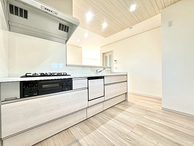 【【1号棟　キッチン】】リビングへの動線と反対に位置し、急な来客でも視界に入りずらく、洗い物やコップなど気にならない！家事の時短にもなる食洗器付きです。