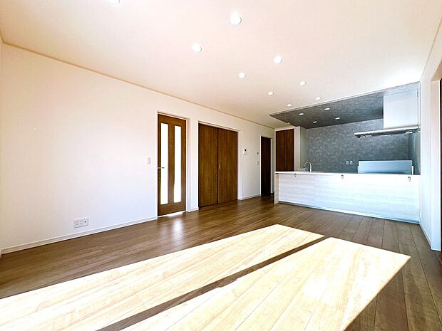 【【１号棟：リビング】】15.6帖のリビング。引き戸を開ければ4.5帖の洋室も！使い勝手の良い間取りです。(2025年12月11日撮影）
