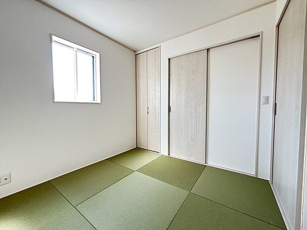 【【和室】】和室　玄関ホールから直接アクセスできますので客間としても最適！来客用のお布団やお子様のおもちゃもしまえる収納付き！