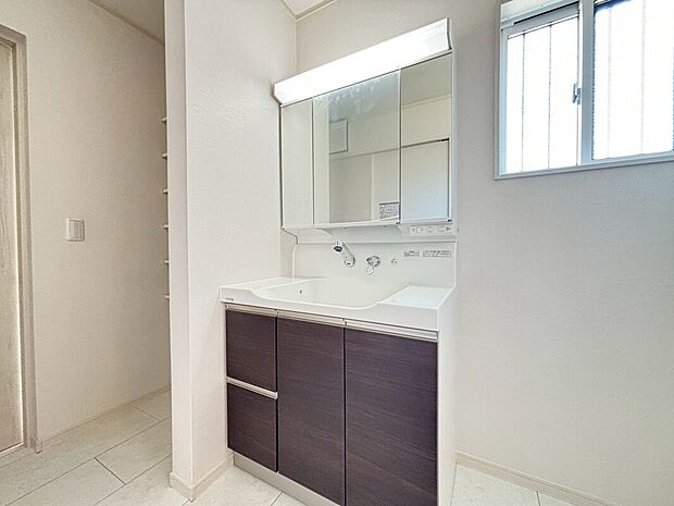 【【洗面室】】洗面室　3面鏡の洗面台はご家族が並んで使える大きさ！鏡の裏側の収納はもちろん、タオルや洗剤などをストックできる可動棚の収納も完備！