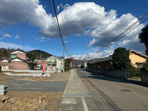 【【前面道路】】南側8.3m道路となっております。見通しも良く、ゆとりのある幅でお車の出し入れもスムーズに行えます♪