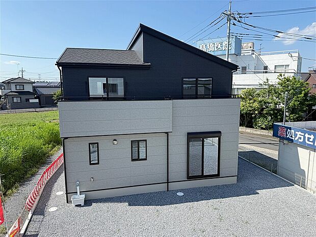 【【1号棟:現地外観写真】】南側は広々としたお庭が広がっています。東側には薬局がありますが1階建てですので日当たりも邪魔をしません。