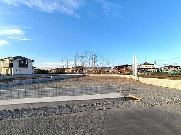 【【3号棟：現地写真】】南側、道幅6.4ｍの公道に接道しています。
約105坪の敷地で、お庭を確保！
2025年12月1日撮影。2026年3月完成予定です！