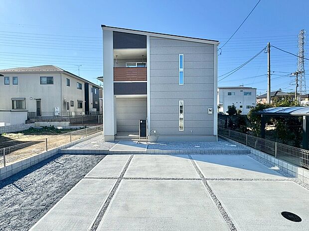 【宮内3丁目2区画　1号棟　】片流れ屋根がシャープなイメージです。ホワイトベースにアクセントカラーが印象的な建物です。