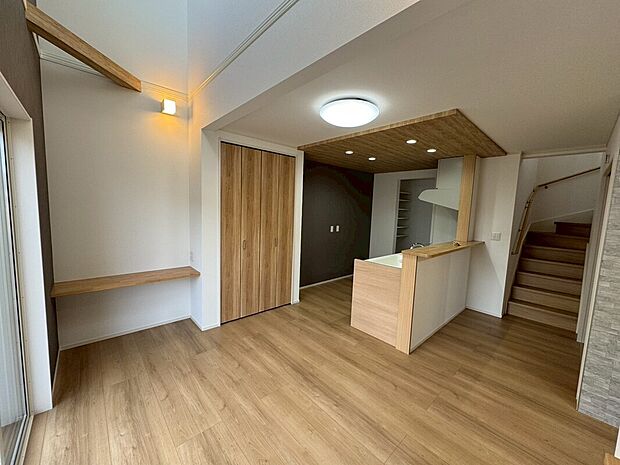 【宮内3丁目2区画　1号棟　リビングダイニングルーム】リビング階段になっているので日々の家族の様子を見ることができて安心ですね。