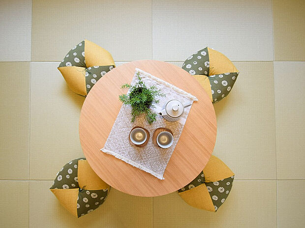 【【2号棟：和室】】(同形状・同仕様写真)
畳の香りが心地よい、くつろぎの一室。
ライフスタイルに合わせて多目的に使えるスペースです。