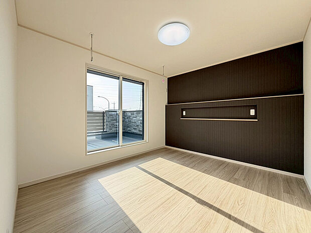 【【洋室】】アクセントクロスが落ち着いた雰囲気を演出する7.9帖の洋室です。大きく設けたニッチは、寝ている間に充電しているスマートフォンやコンパクトサイズの加湿器、眼鏡などを置けて便利ですね♪