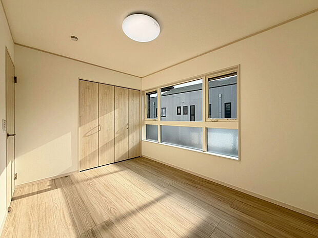 【【洋室】】大きな窓からたっぷりと光が入る6帖の洋室は、子供部屋や書斎としてもお使いいただけます。クローゼット付きでお部屋の中をスッキリ綺麗に保てます♪