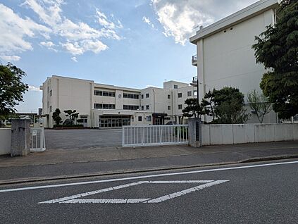 戸頭中学校 約810ｍ(徒歩約11分)