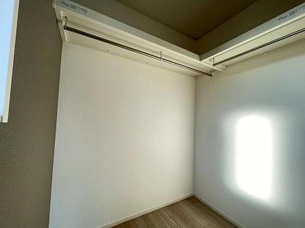 【2号棟 収納】7帖の部屋と、4.5帖の部屋には ウオークインクローゼットが有るのでお洋服だけではなく身の回りの物がきれいに収納できます。