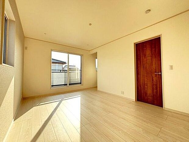 【【7号棟 主寝室】】 8.7帖の寝室にはウォークインクローゼットがついています。ベッドを2つ置いても余裕の広さです。バルコニーへ出入りすることが可能です。