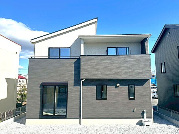 【【8号棟 外観完成写真】】南側はプライベートなお庭が広がります。バルコニーは2階の2部屋から出入り出来て南側全体を使用できるので、お洗濯物もお布団も思い切り干せます!