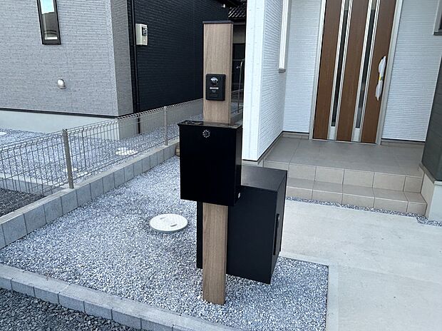 【【2号棟:宅配BOX】】宅配ボックス付き郵便受け! 鍵もしっかりついているので防犯面でも安心です♪