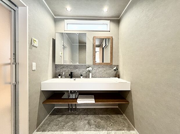 【ワイド洗面台】洗面台は朝の身支度から帰宅後の手洗いまで、一日に何度も使う生活の中心的な場所です。ただの機能空間としてではなく、デザイン性や使い勝手にこだわった「アイカの洗面空間」で快適に過ごしませんか? ※参考設備・同仕様同形状