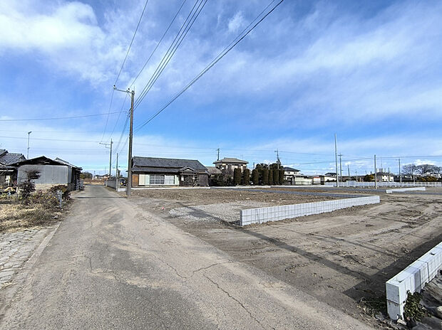 【【1号棟　前面道路】】見通しが良く、小さなお子様のいるご家庭にも安心の環境です。