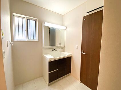 【洗面室(同形状・同仕様写真)】