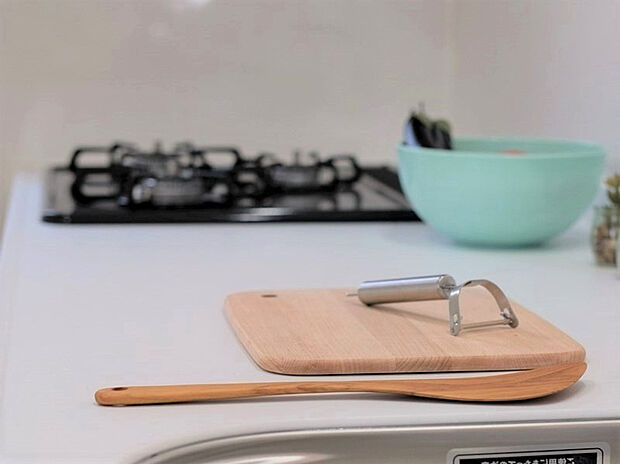 【【3号棟 キッチン(同仕様・施工例)】】並んで調理できるシステムキッチンはインテリアに合わせやすい人工大理石のワークトップを採用しました。※インテリアは金額に含まれません。