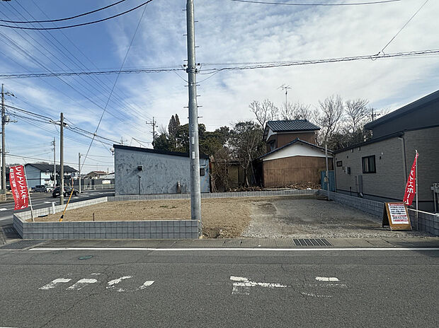 【【現地写真】】敷地面積74坪！駐車スペース6台分！
お庭でバーベキューやガーデニングなども楽しめます♪