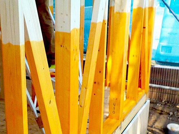 【【防腐・防蟻処理】】土台や地面からの高さ1m以内の外壁軸組や水がかりのおそれのある木部に防腐防蟻処理を実施。人体への害が極めて少ない薬剤でシロアリの被害から住宅を守ります。薬剤塗布後5年間の保証付き。