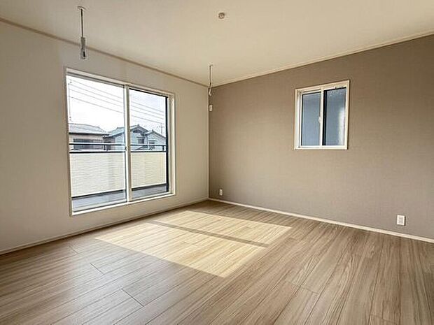 【【洋室 8帖】】落ち着いた色のアクセントクロスがリラックス空間を演出します。ダブルベッドを置いてもゆとりのある広さです♪